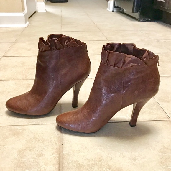 me too Shoes - Me Too JuJu4 Leather Ruffled Ankle Booties